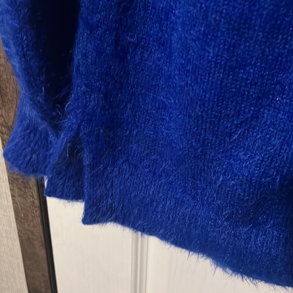 sweater - Picture 4 of 7